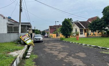 Tanah Ada Bangunan Rusak Depan Taman Di Taman Yasmin Dekat Stasiun