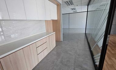 Sewa Kantor Pakuwon Tower Luas 258 M2 Furnished Dekat Mall Kokas