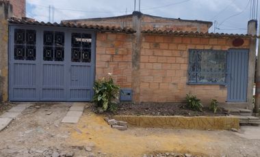 Casa Esquinera Con Amplio Lote Y Proyección De Construcción En Sibaté – Barrio La Paz