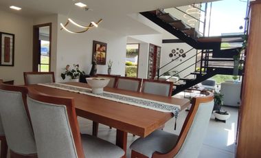 VENTA CASA, 3 DORMITORIOS / ESTUDIO, NAYON, EN URBANIZACIÓN