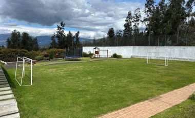 VENTA CASA, 3 DORMITORIOS / ESTUDIO, NAYON, EN URBANIZACIÓN