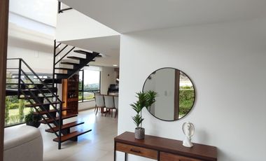 VENTA CASA, 3 DORMITORIOS / ESTUDIO, NAYON, EN URBANIZACIÓN