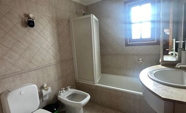 Interesante casa  en lote 10x33 ubicada en el corazon de Playa Grande