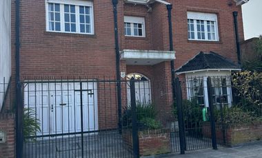 Interesante casa  en lote 10x33 ubicada en el corazon de Playa Grande