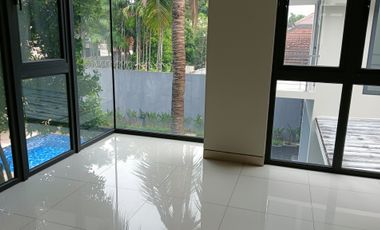 Rumah cozy halaman luas dekat fasilitas umum di Cipete