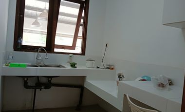 Rumah cozy halaman luas dekat fasilitas umum di Cipete