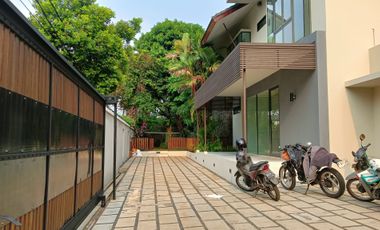 Rumah cozy halaman luas dekat fasilitas umum di Cipete