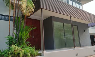 Rumah cozy halaman luas dekat fasilitas umum di Cipete