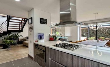 Casa moderna con espacios únicos y gran zona verde en Palos Verdes
