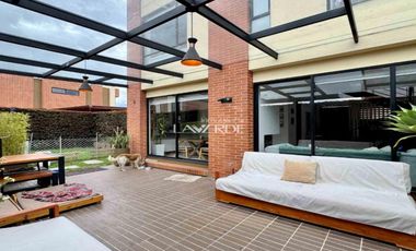 Casa moderna con espacios únicos y gran zona verde en Palos Verdes