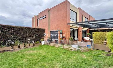 Casa moderna con espacios únicos y gran zona verde en Palos Verdes