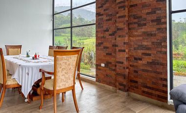 Finca en Venta Baeza provincia Napo 7 Hectáreas con 3 Casas y Laguna privada