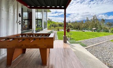 Finca en Venta Baeza provincia Napo 7 Hectáreas con 3 Casas y Laguna privada