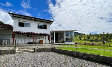 Finca en Venta Baeza provincia Napo 7 Hectáreas con 3 Casas y Laguna privada