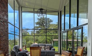 Finca en Venta Baeza provincia Napo 7 Hectáreas con 3 Casas y Laguna privada