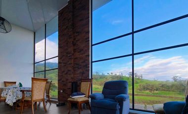 Finca en Venta Baeza provincia Napo 7 Hectáreas con 3 Casas y Laguna privada