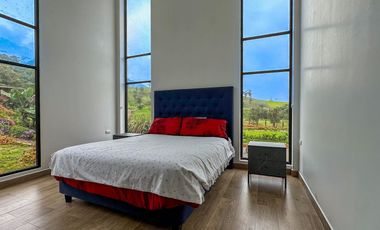 Finca en Venta Baeza provincia Napo 7 Hectáreas con 3 Casas y Laguna privada