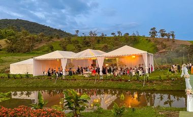 Finca en Venta Baeza provincia Napo 7 Hectáreas con 3 Casas y Laguna privada