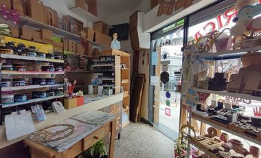 Local comercial en esquina sobre avenida