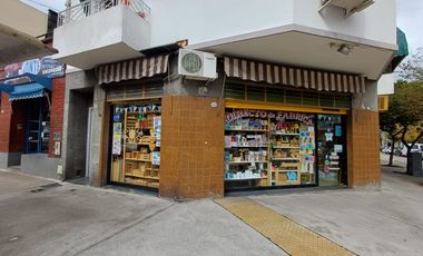 Local comercial en esquina sobre avenida