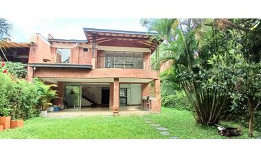 Venta Casa en El Poblado Alto con Jardín Privado. 2 Niveles