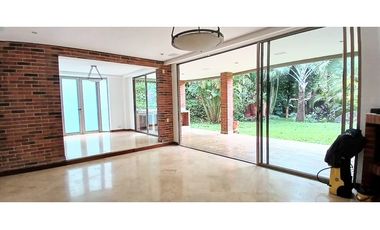 Venta Casa en El Poblado Alto con Jardín Privado. 2 Niveles