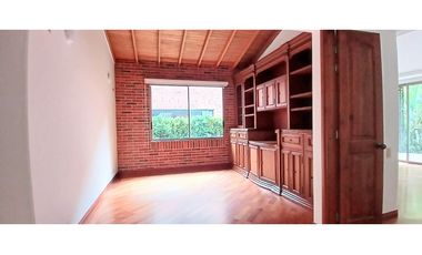 Venta Casa en El Poblado Alto con Jardín Privado. 2 Niveles