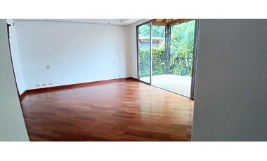 Venta Casa en El Poblado Alto con Jardín Privado. 2 Niveles