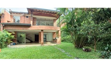 Venta Casa en El Poblado Alto con Jardín Privado. 2 Niveles