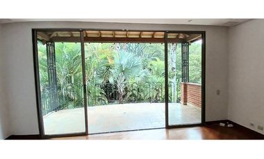 Venta Casa en El Poblado Alto con Jardín Privado. 2 Niveles