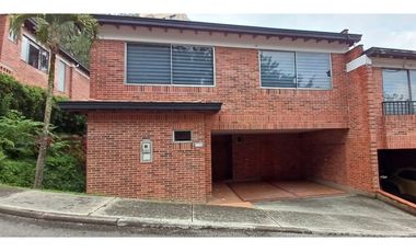 Venta Casa en El Poblado Alto con Jardín Privado. 2 Niveles