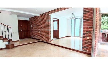 Venta Casa en El Poblado Alto con Jardín Privado. 2 Niveles