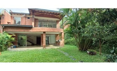 Venta Casa en El Poblado Alto con Jardín Privado. 2 Niveles