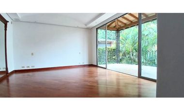 Venta Casa en El Poblado Alto con Jardín Privado. 2 Niveles