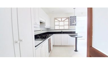 Venta Casa en El Poblado Alto con Jardín Privado. 2 Niveles