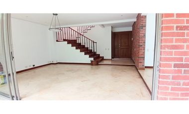 Venta Casa en El Poblado Alto con Jardín Privado. 2 Niveles