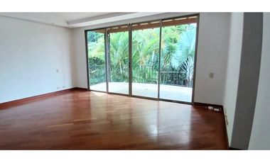 Venta Casa en El Poblado Alto con Jardín Privado. 2 Niveles