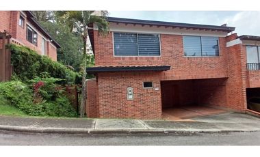 Venta Casa en El Poblado Alto con Jardín Privado. 2 Niveles