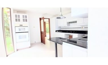 Venta Casa en El Poblado Alto con Jardín Privado. 2 Niveles