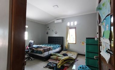 Rumah Mewah dan Ruang Futsal Strategis di Surakarta