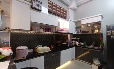 Rumah Mewah dan Ruang Futsal Strategis di Surakarta