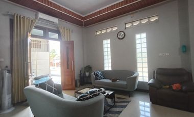 Rumah Mewah dan Ruang Futsal Strategis di Surakarta