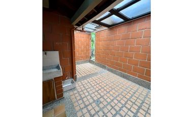 ARRIENDO HERMOSA Y AMPLIA CASA SEMICAMPESTRE EN ENVIGADO /CAMINO VERDE