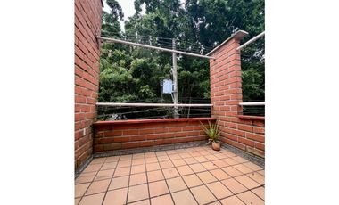 ARRIENDO HERMOSA Y AMPLIA CASA SEMICAMPESTRE EN ENVIGADO /CAMINO VERDE