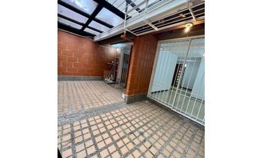 ARRIENDO HERMOSA Y AMPLIA CASA SEMICAMPESTRE EN ENVIGADO /CAMINO VERDE