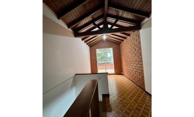 ARRIENDO HERMOSA Y AMPLIA CASA SEMICAMPESTRE EN ENVIGADO /CAMINO VERDE