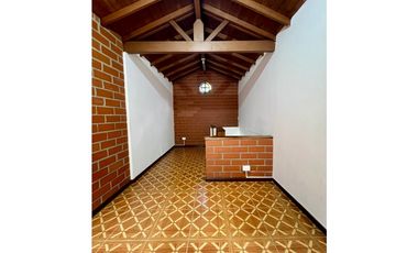 ARRIENDO HERMOSA Y AMPLIA CASA SEMICAMPESTRE EN ENVIGADO /CAMINO VERDE
