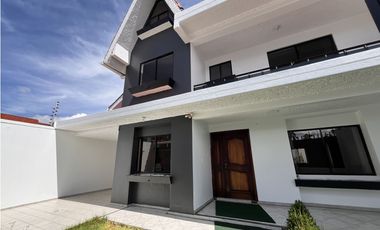 Venta de Casa, Cuenca, Sector Unidad Nacional, 304 m²
