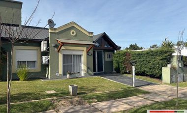 Venta Monte Grande Barrio Mirasoles Casa de 2 dormitorios quincho y piscina