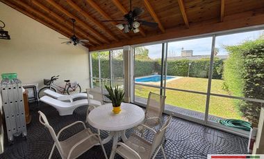 Venta Monte Grande Barrio Mirasoles Casa de 2 dormitorios quincho y piscina